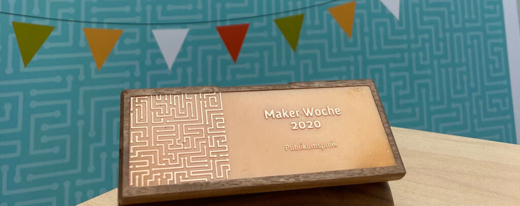Auf dem Bild ist eine Trophäe zu erkennen, auf der "Maker Woche 2020 Publikumsliebling" steht.