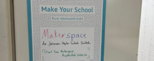 Auf einem Plakat steht: Makerspace der Johannes-Kepler-Schule Süchteln.