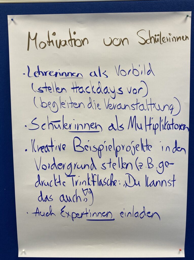 Brainstorming-Plakat mit Ideen, in der Mitte steht "Motivation von Schülerinnen"