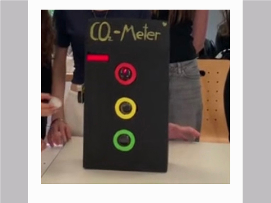 Schwarzes Gehäuse, auf dem steht CO2-Meter.