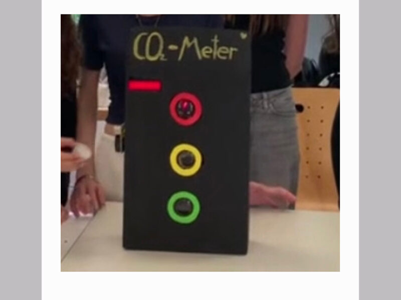 Schwarzes Gehäuse, auf dem steht "CO2-Meter" und eine Ampel