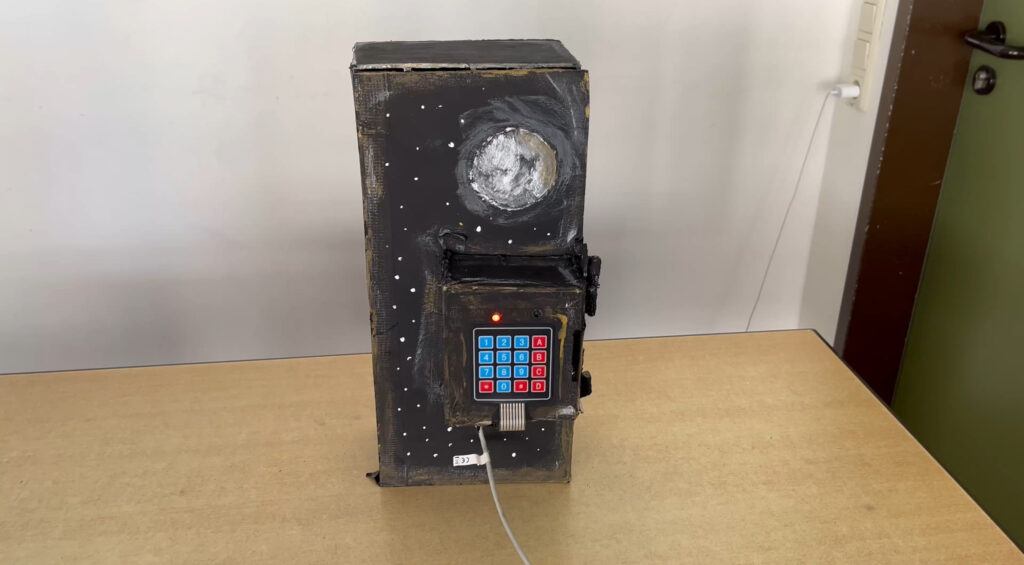 Ein Prototyp in Schwarz mit Tastenfeld steht auf dem Tisch.