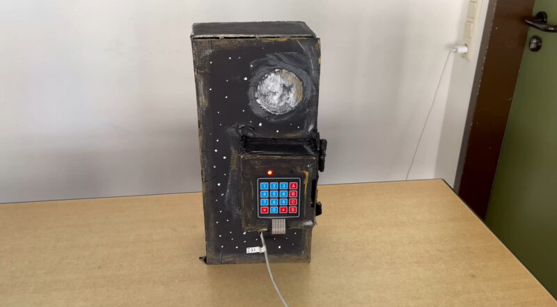 Ein Prototyp in Schwarz mit Tastenfeld steht auf dem Tisch.