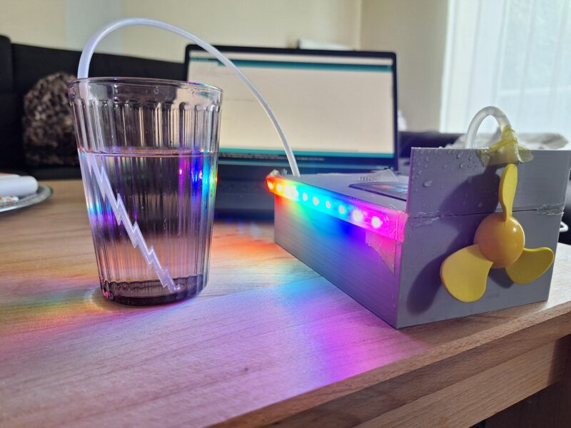 EIn Prototyp mit einem Ventilator, bunte LED-Streifen und einem Schlauch.