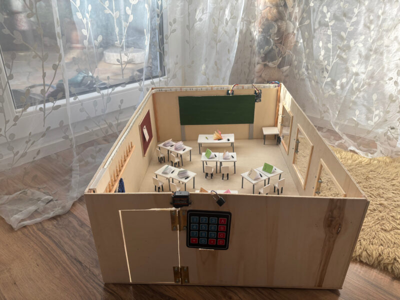 Modell aus Karton von einem KLassenzimmer