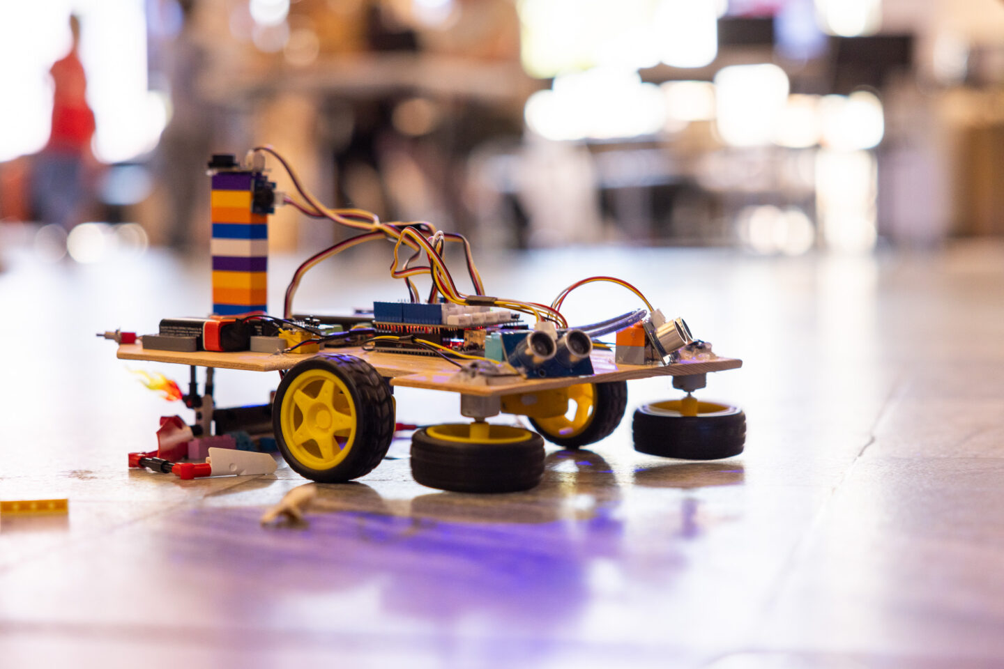 Es wird wieder fleißig getüftelt! Foto: Wissenschaft im Dialog / Gerhard Kopatz