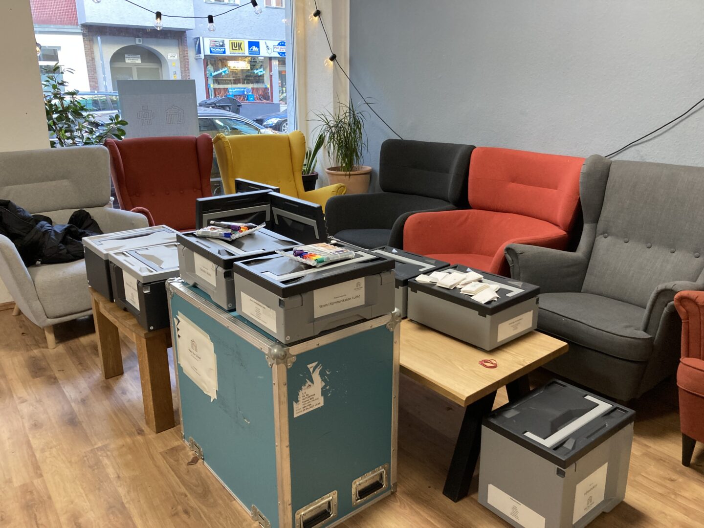 Ein Materialkofferset liegt ausgebreitet im Gemeinschaftsraum eines Jugendzentrums.