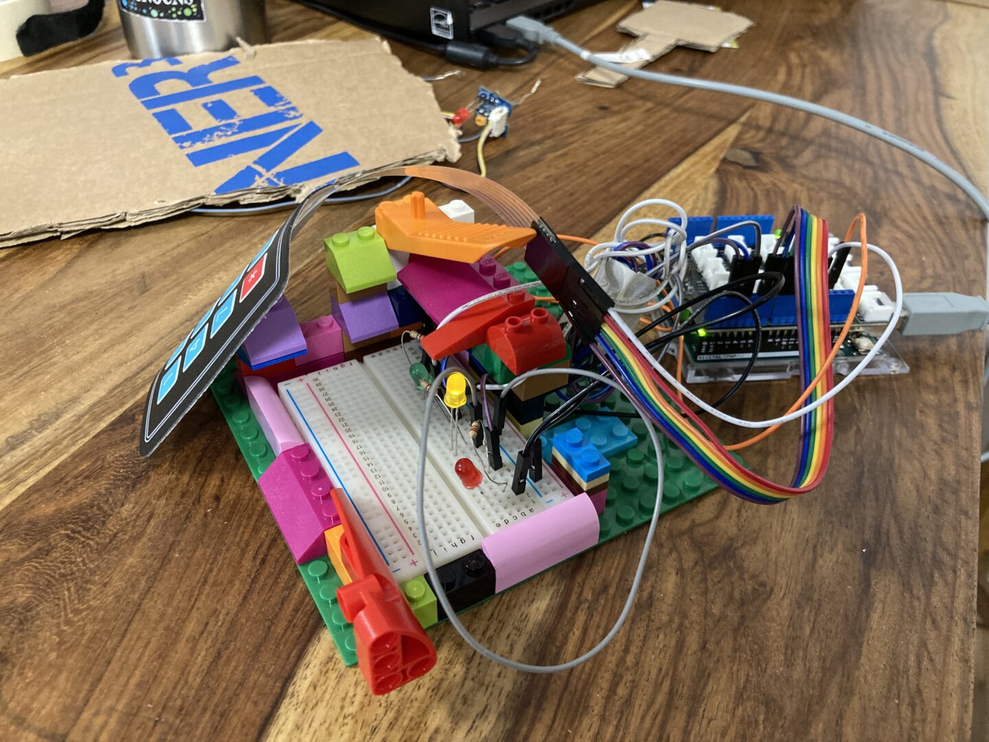 Ein Roboter mit Tastenfeld, der den Farbmodus ändern kann.