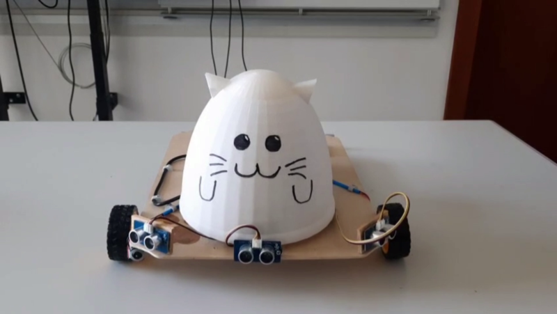 Roboter mit weißem Gehäuse, das ein Katzengesicht und Ohren hat.