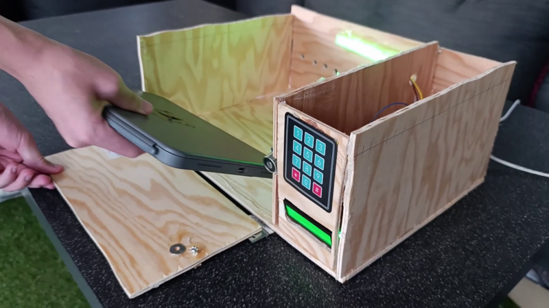 Prototyp Ipad-Ladestation mit Tastenfeld und einem Holzgehäuse
