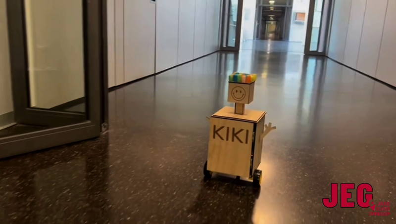 Roboter auf dem Schulflur