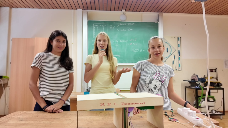 Drei Schülerinnen erklären den Prototyp Trennwand