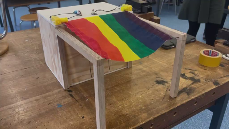 Prototyp Markise mit Regenbogen-Farben