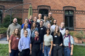 Gruppenfoto beim Netzwerktreffen 2026 auf einer Treppfe